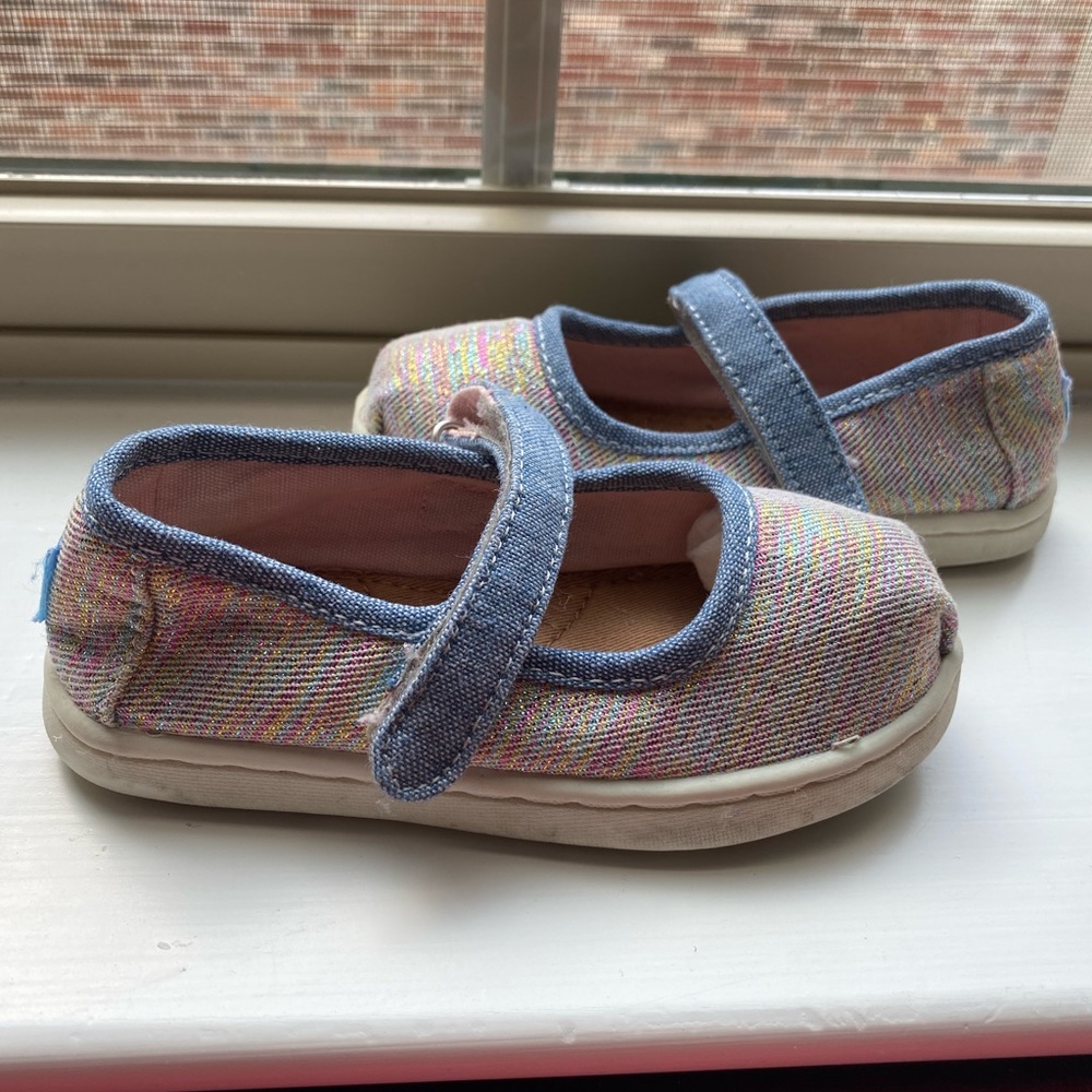 Toms - Picture 2 of 5